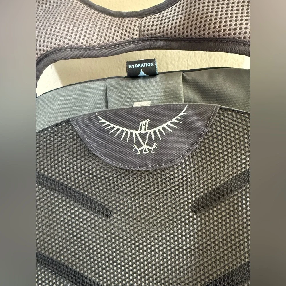OSPREY Daylite Backpack in Black and Dark Gray